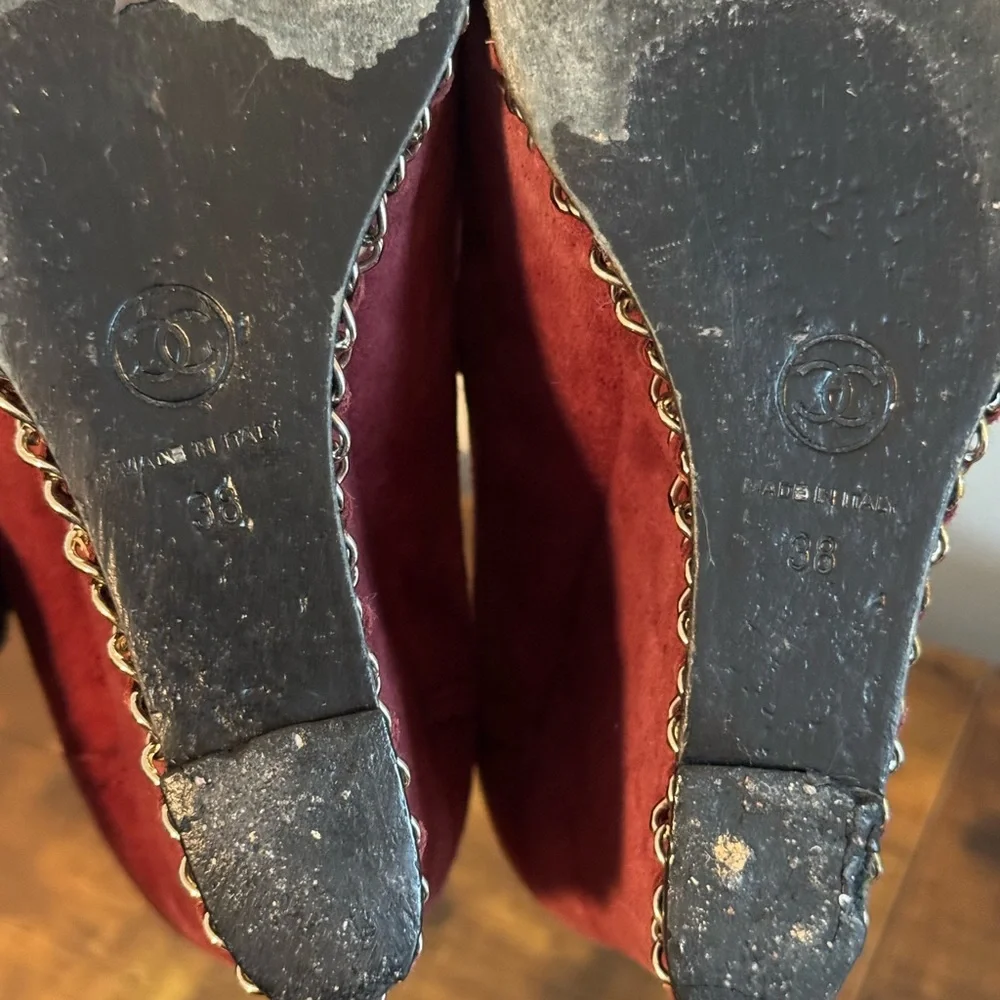 CHANEL Burgundy and Black Suede Cap-Toe Chain-Trim Pumps Size 38 - Picture 8 of 11